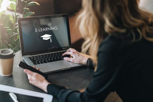 Wir bieten Ihnen ein umfassendes Kursangebot an Online-Lehrgängen zu Steuerrecht & Bilanzierung.