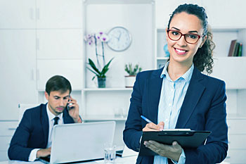 Steuerfachangestellte arbeitet im Buero eines Steuerberaters