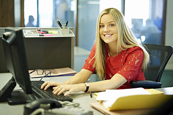 Studentin sammelt Praxiserfahrung im Unternehmen waehrend ihres dualen Studiums