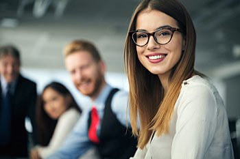 Studierende laecheln in die Kamera