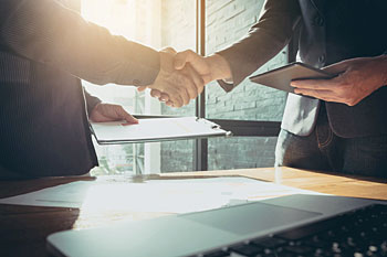 Haendeschuetteln zu Beginn eines Bewerbungsgespraechs fuer eine Stelle als Steuerberater