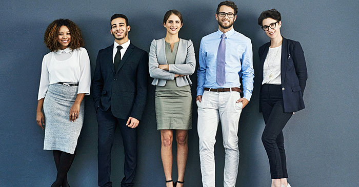 Gruppe von jungen Frauen und Maennern die Steuerberater werden moechten