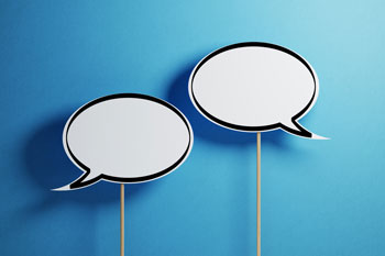 Zwei Sprechblasen vor blauem Hintergrund