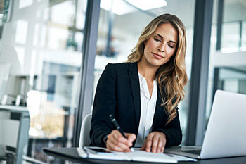 Steuerberaterin macht sich Notizen vor einem Kundentermin