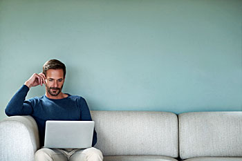 Steuerberater informiert sich ueber Voraussetzungen um an einer Weiterbildung teilzunehmen