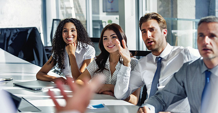 Steuerberater und Steuerberaterinnen sitzen im Unterricht fuer eine Weiterbildung